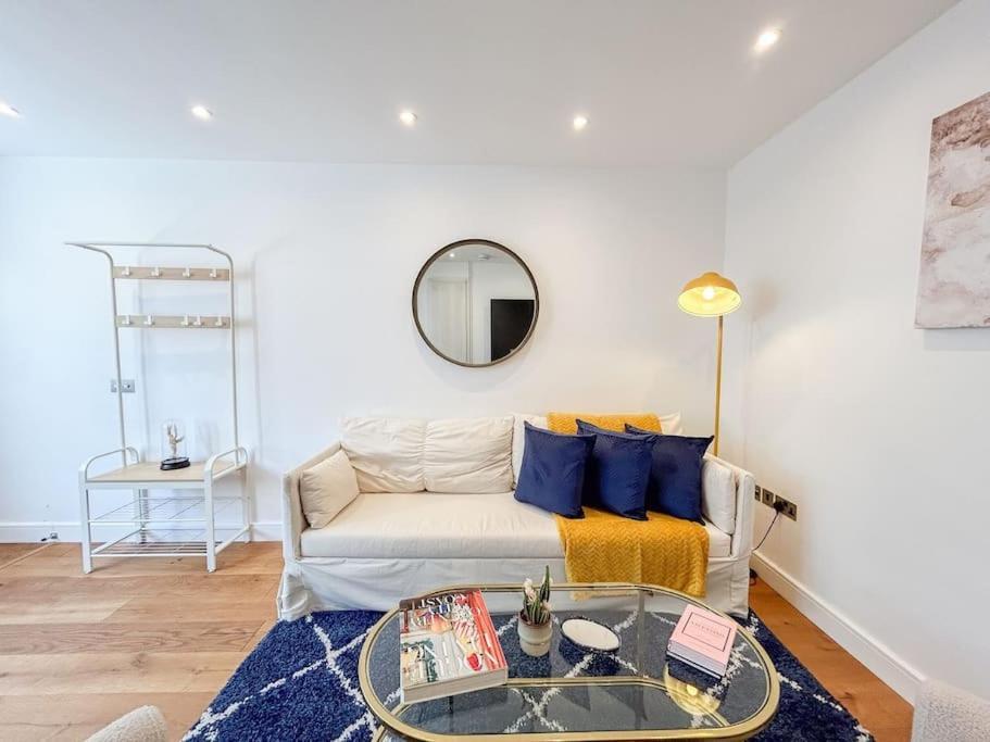 Two Bedroom Notting Hill Delight *